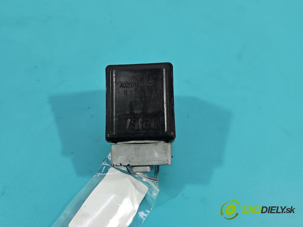 Renault Scenic II 2003-2009 1.6 16V 113 HP manual 83 kW 1598 cm3 5- Blokáda: řízení: 8200033233 (Riadenie ostatné)