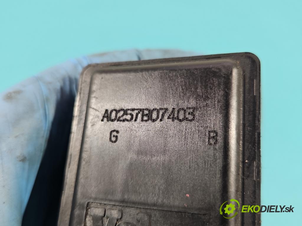 Renault Scenic II 2003-2009 1.6 16V 113 HP manual 83 kW 1598 cm3 5- Blokáda: řízení: 8200033233 (Riadenie ostatné)