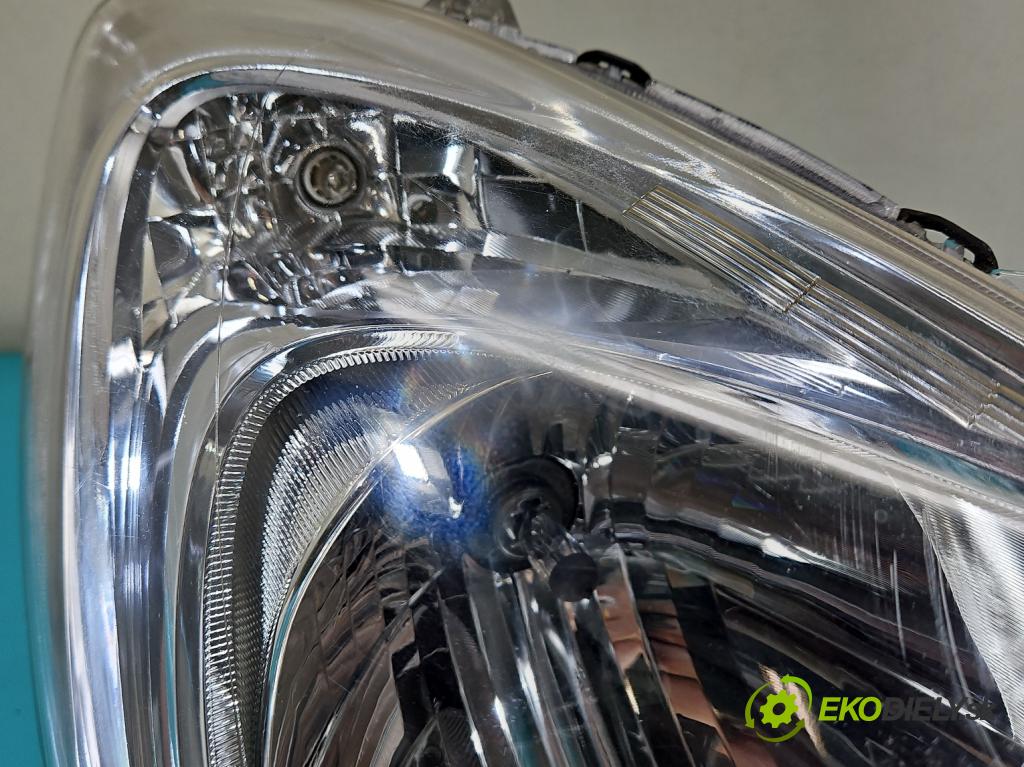 Honda Jazz III 2008-2014 1.3 16V 88 HP automatic 65 kW 1339 cm3 5- Reflektor: pravý  (Svetlo predné pravé)