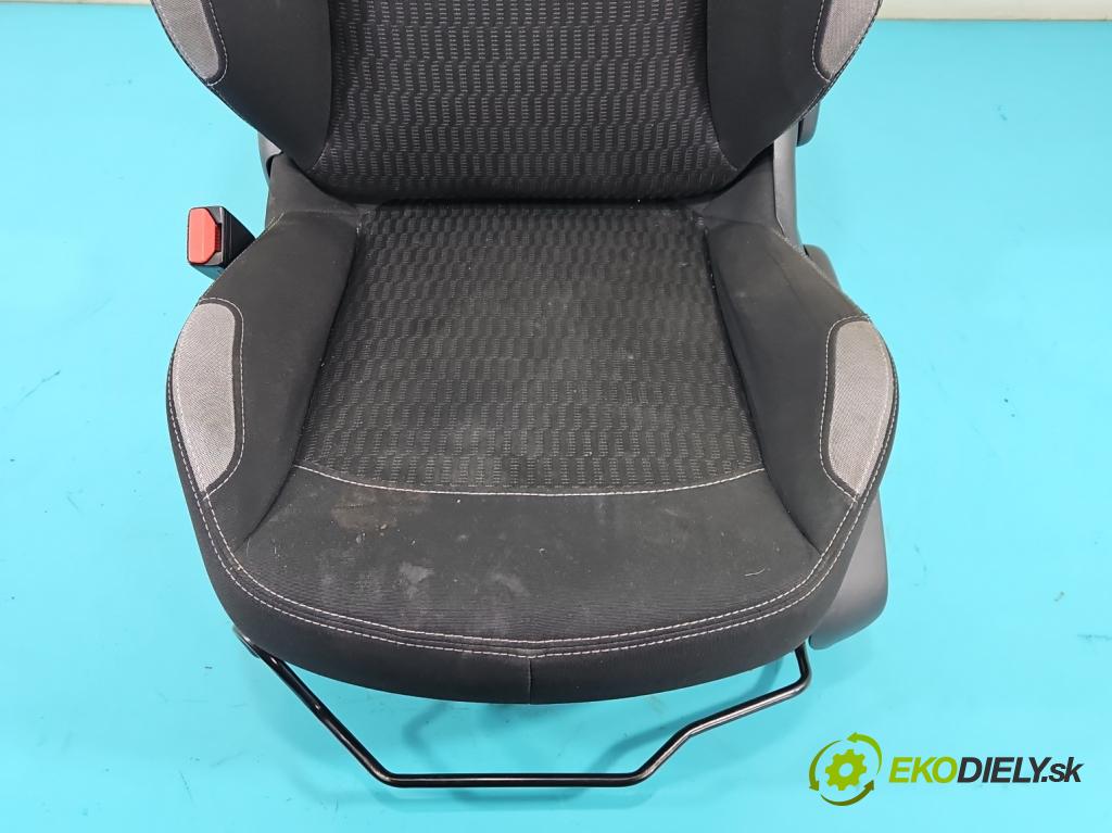 Peugeot 208 I 2012-2019 1.2 Pure Tech: 82 HP manual 60 kW 1199 cm3 5- Sedačka ľavý  (Sedadlo)