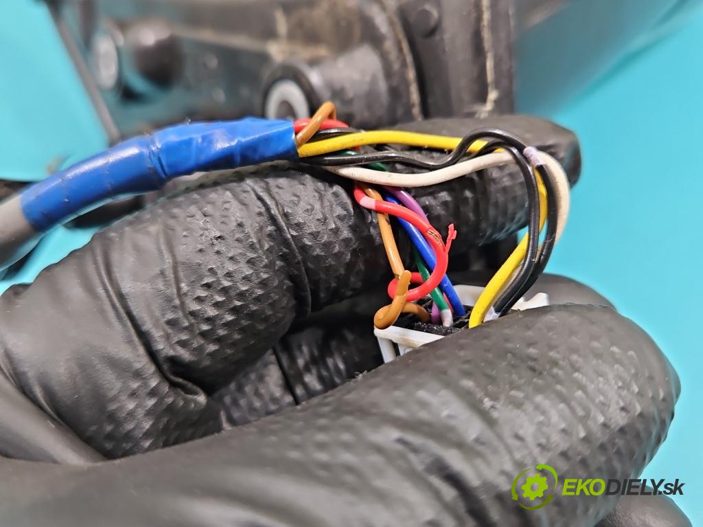 Mitsubishi Outlander III 2012-2022 2.0 16V 150 HP manual 110 kW 1998 cm3 5- zrkadlo pravé  (Kľučka dverí ostatné)