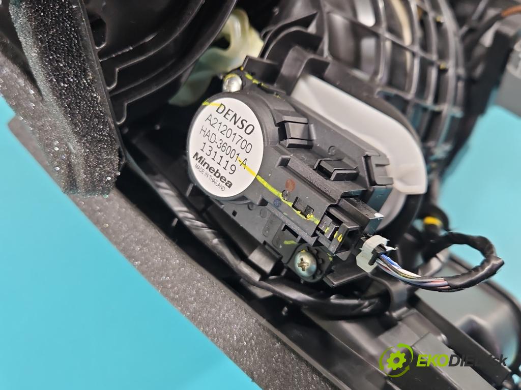 Renault Clio V 2019- 1.3 Tce 131 hp automatic 96 kW 1332 cm3 5- radiátor 272704883R (Radiátory topení)