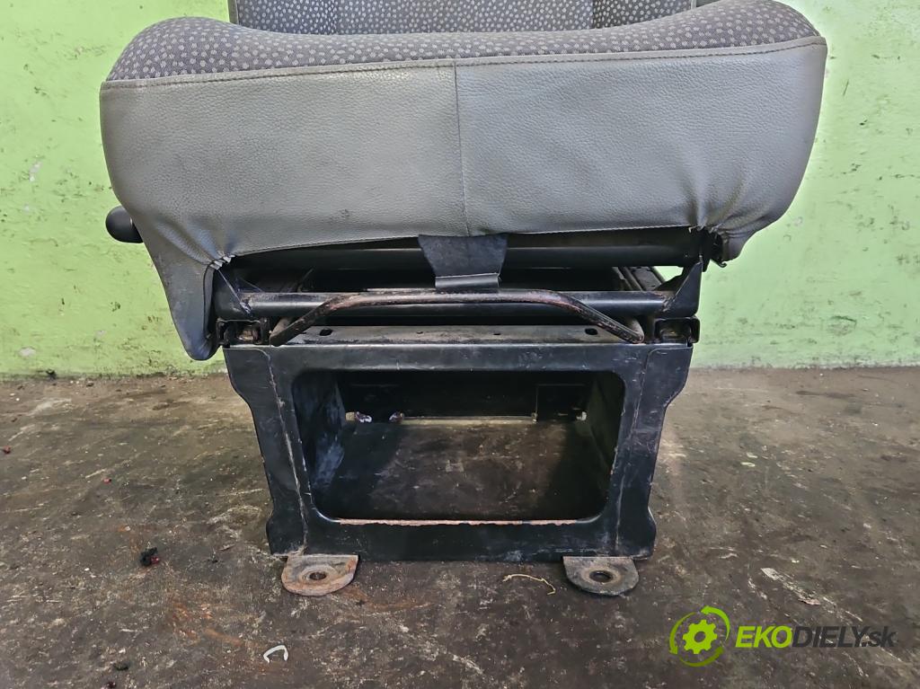 Opel Movano II 2003-2010 3.0 dti 136 HP manual 100 kW 2953 cm3 5- Sedačka pravý  (Sedadlo)