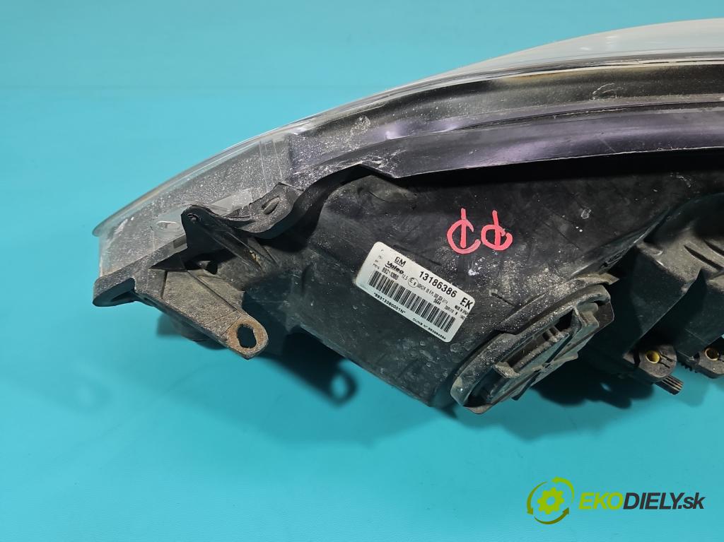 Opel Corsa D 2006-2014 1.4 16V 90 HP manual 66 kW 1364 cm3 3- Reflektor: pravý 13186386 (Svetlo predné pravé)