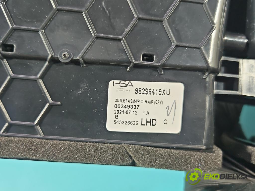 Opel Corsa F 2019- 1.2 12V 75 HP manual 55 kW 1199 cm3 5- Mřížka: kúrenia stredová 98296419XU (Mriežka kúrenia (fukár))
