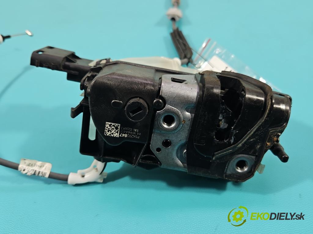 Opel Corsa F 2019- 1.2 12V 75 hp manual 55 kW 1199 cm3 5- zámek přední pravý 292847