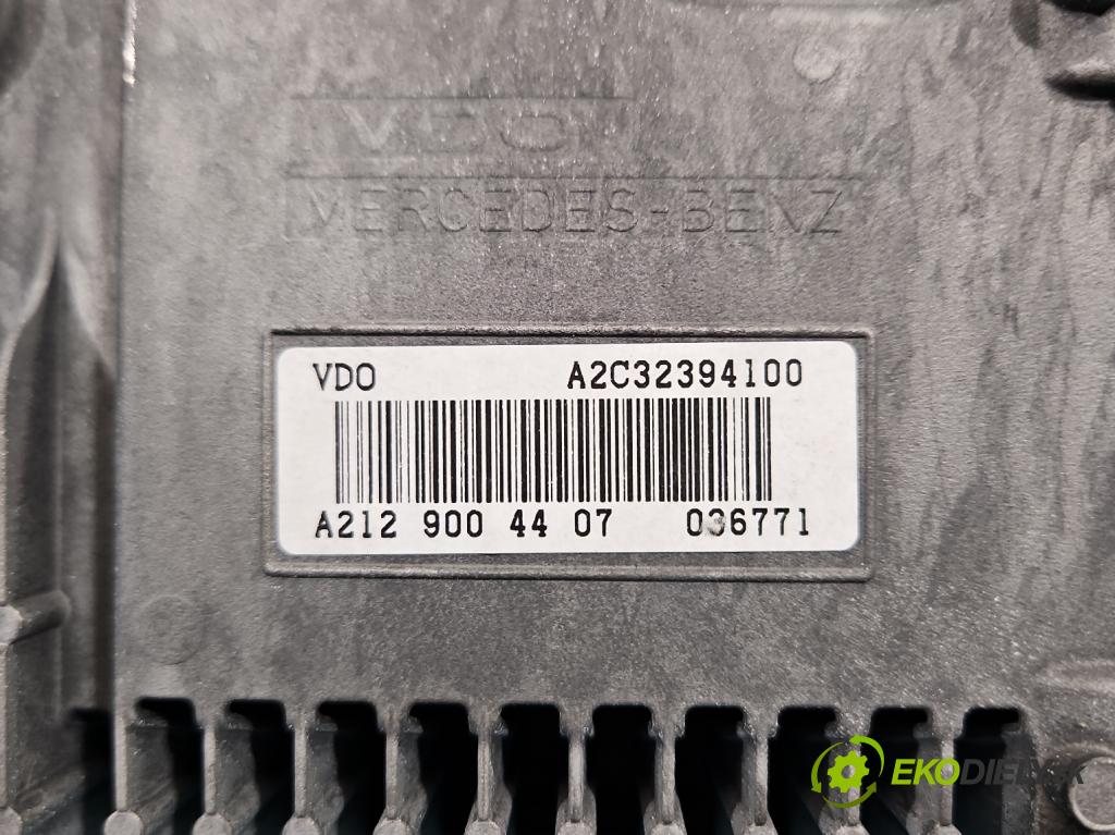 Mercedes CLS II C218 2010-2018 4.7 V8 (278922) 408KM automatic 300 kW 4663 cm3 4- displej A2129004407 (Přístrojové desky, displeje)