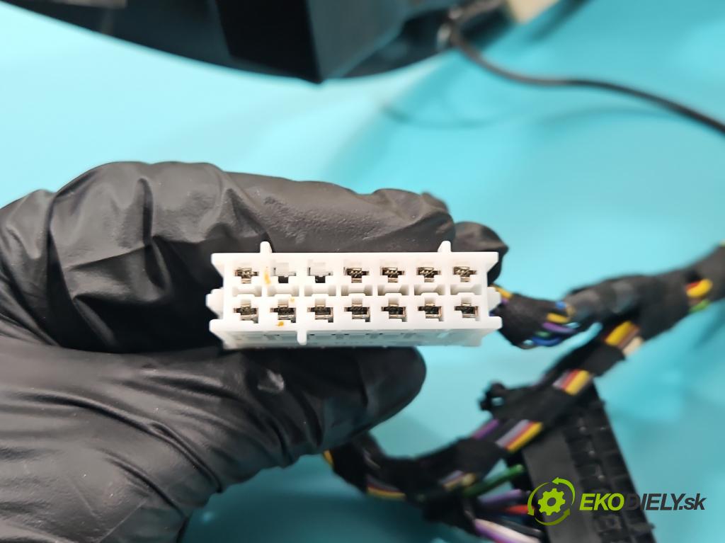 Infiniti Q30 2015-2019 1.6 T 156 HP automatic 115 kW 1595 cm3 5- operadlo  (Lakťová opierka)