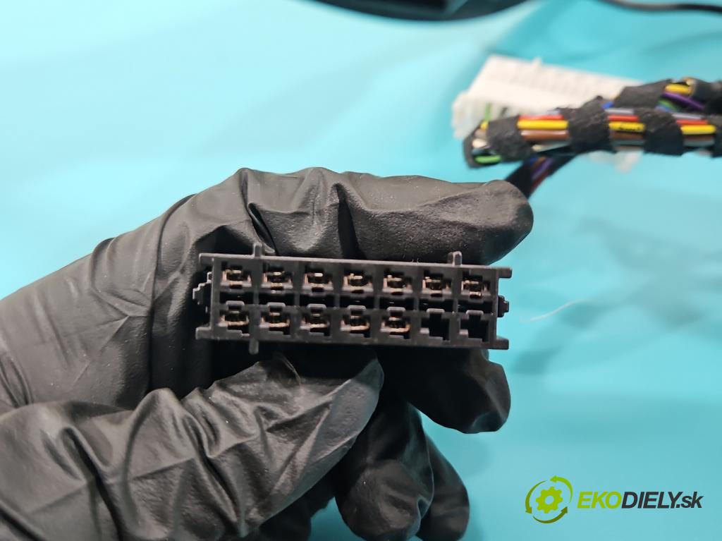 Infiniti Q30 2015-2019 1.6 T 156 HP automatic 115 kW 1595 cm3 5- operadlo  (Lakťová opierka)