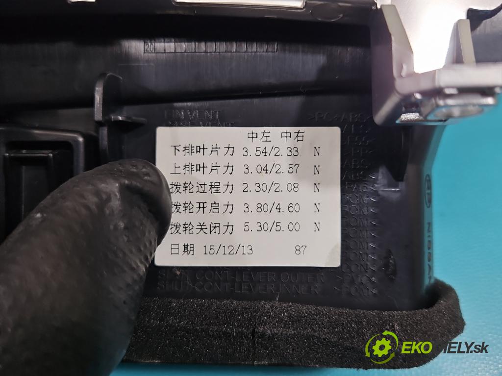 Infiniti Q30 2015-2019 1.6 T 156 HP automatic 115 kW 1595 cm3 5- Mřížka: kúrenia stredová  (Mriežka kúrenia (fukár))