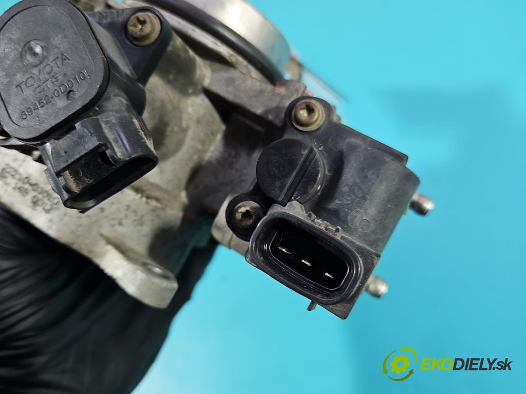 Toyota Yaris I 1999-2005 1.3 vvti 86 HP manual 63 kW 1299 cm3 3- klapka 22210-03010 (Škrtiaca klapka)