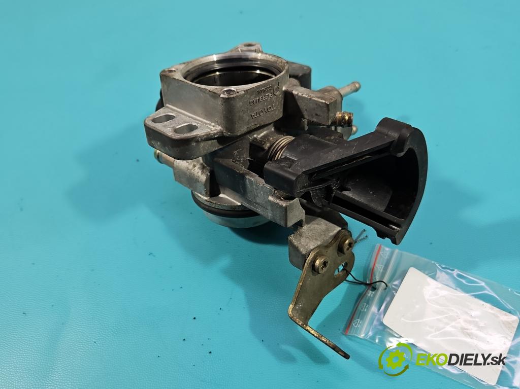 Toyota Yaris I 1999-2005 1.3 vvti 86 HP manual 63 kW 1299 cm3 3- klapka 22210-03010 (Škrtiaca klapka)