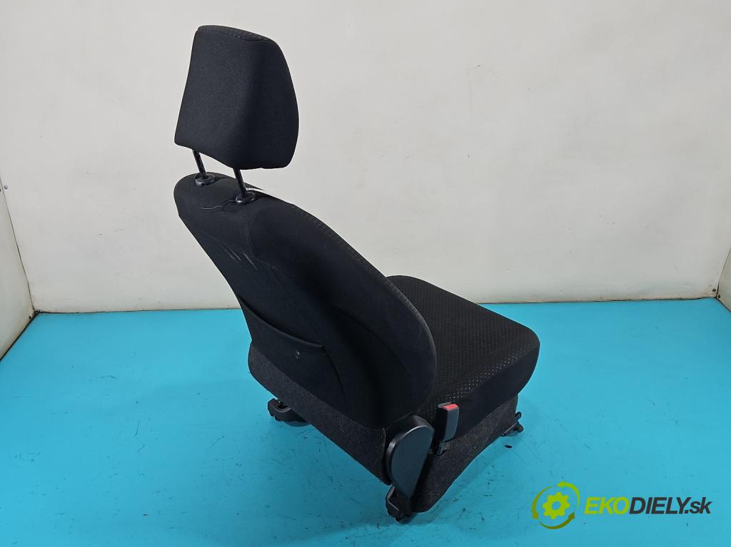 Toyota Yaris II 2005-2011 1.4 D4D 90 HP manual 66 kW 1364 cm3 5- Sedačka ľavý (Sedadlo)
