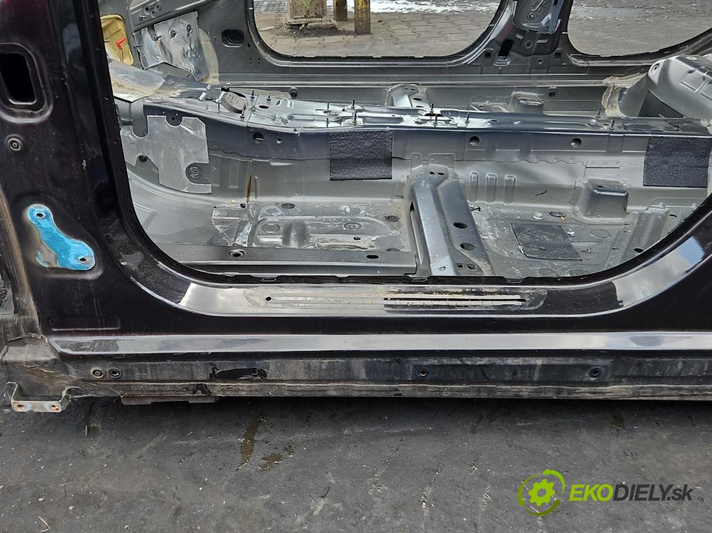 Infiniti Q30 2015-2019 1.6 T 156 hp automatic 115 kW 1595 cm3 5- práh levý  (Karoserie ostatní)