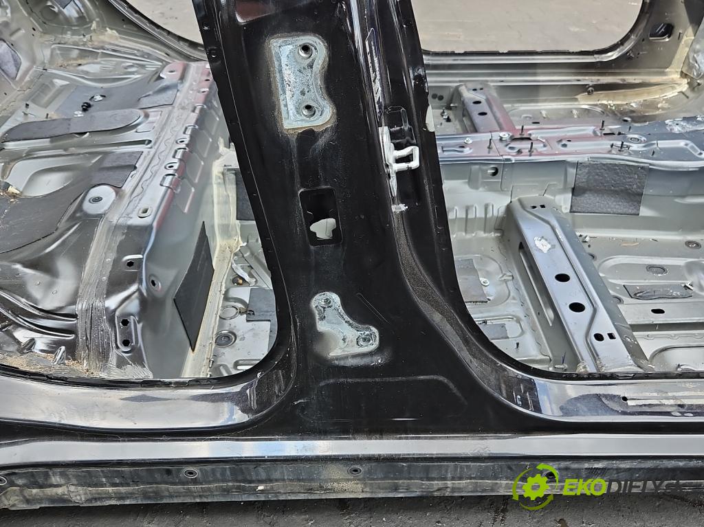 Infiniti Q30 2015-2019 1.6 T 156 hp automatic 115 kW 1595 cm3 5- práh pravý  (Karoserie ostatní)