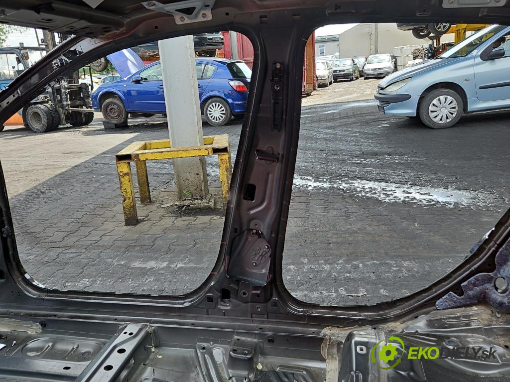 Infiniti Q30 2015-2019 1.6 T 156 hp automatic 115 kW 1595 cm3 5- práh pravý  (Karoserie ostatní)