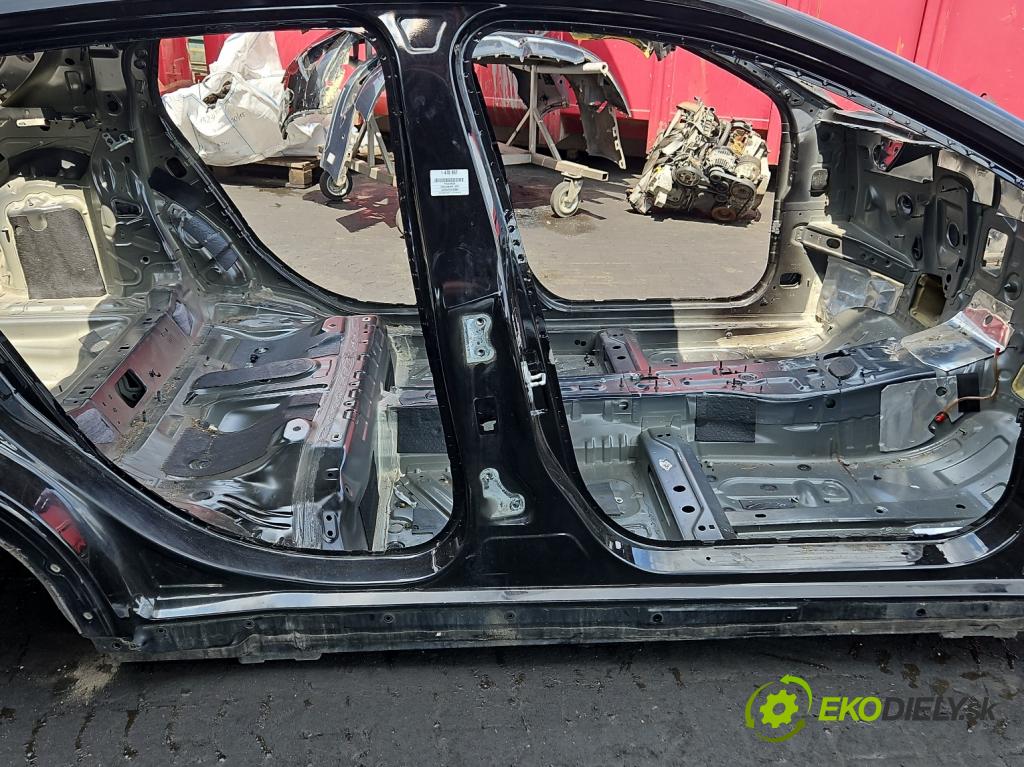 Infiniti Q30 2015-2019 1.6 T 156 hp automatic 115 kW 1595 cm3 5- práh pravý  (Karoserie ostatní)