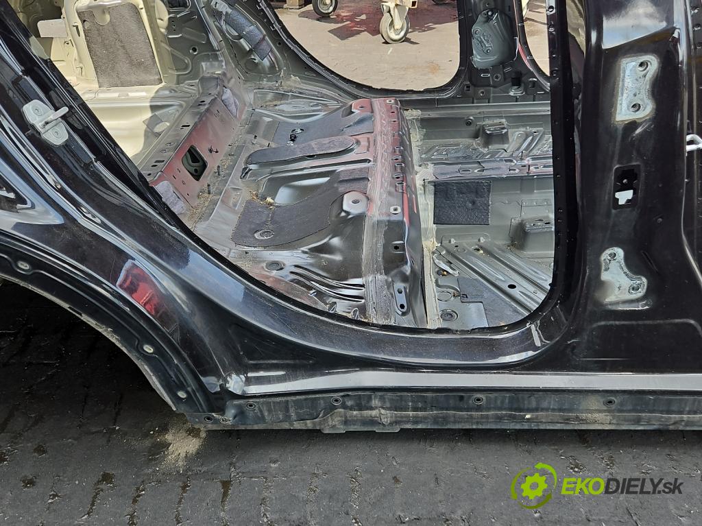 Infiniti Q30 2015-2019 1.6 T 156 hp automatic 115 kW 1595 cm3 5- práh pravý  (Karoserie ostatní)