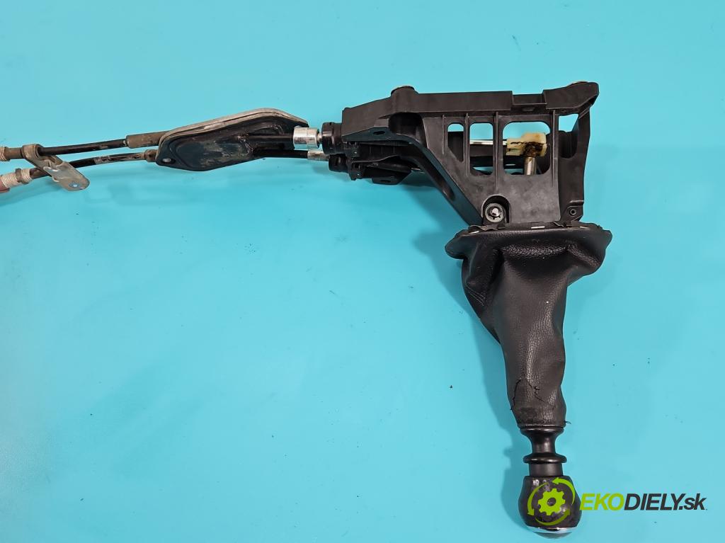 Toyota Yaris II 2005-2011 1.4 D4D 90 HP manual 66 kW 1364 cm3 5- Páka: Změny: stupeň,rýchlosť  (Rýchlostná páka (kulisa))