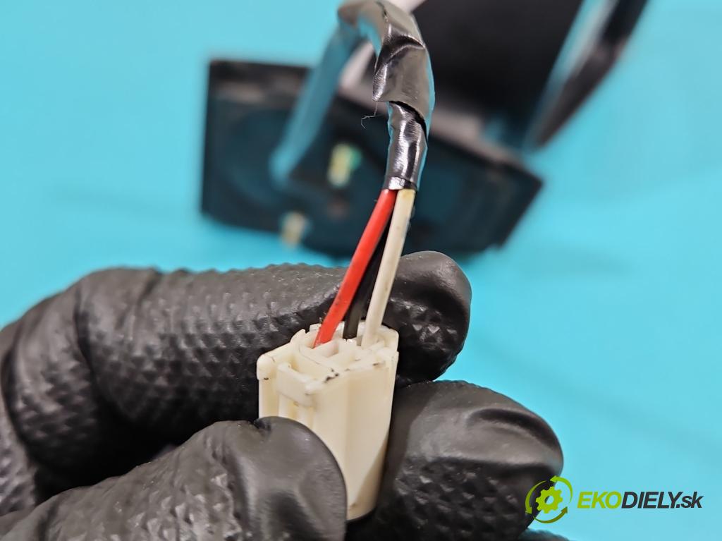 Toyota Yaris II 2005-2011 1.4 D4D 90 HP manual 66 kW 1364 cm3 5- zrkadlo pravé  (Kľučka dverí ostatné)