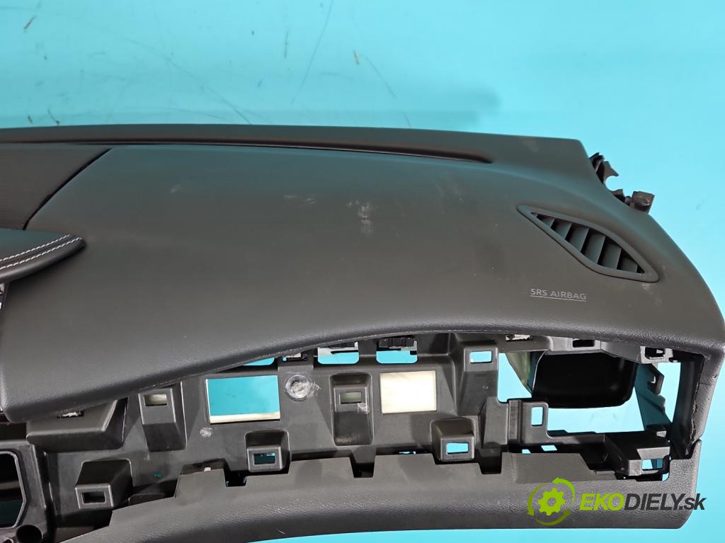 Infiniti Q30 2015-2019 1.6 T 156 hp automatic 115 kW 1595 cm3 5- kokpit,přistrojova deska