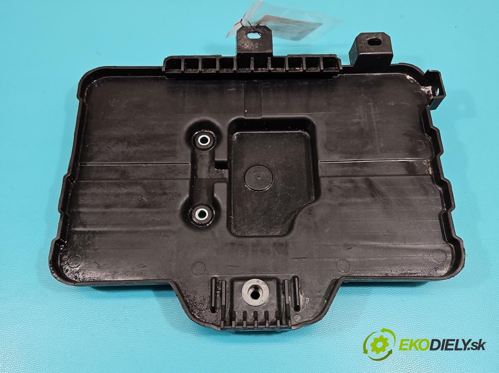 Suzuki Vitara II 2015- 1.4 T 129 HP automatic 95 kW 1373 cm3 5- Základ: ďalšie: 72521-61M10