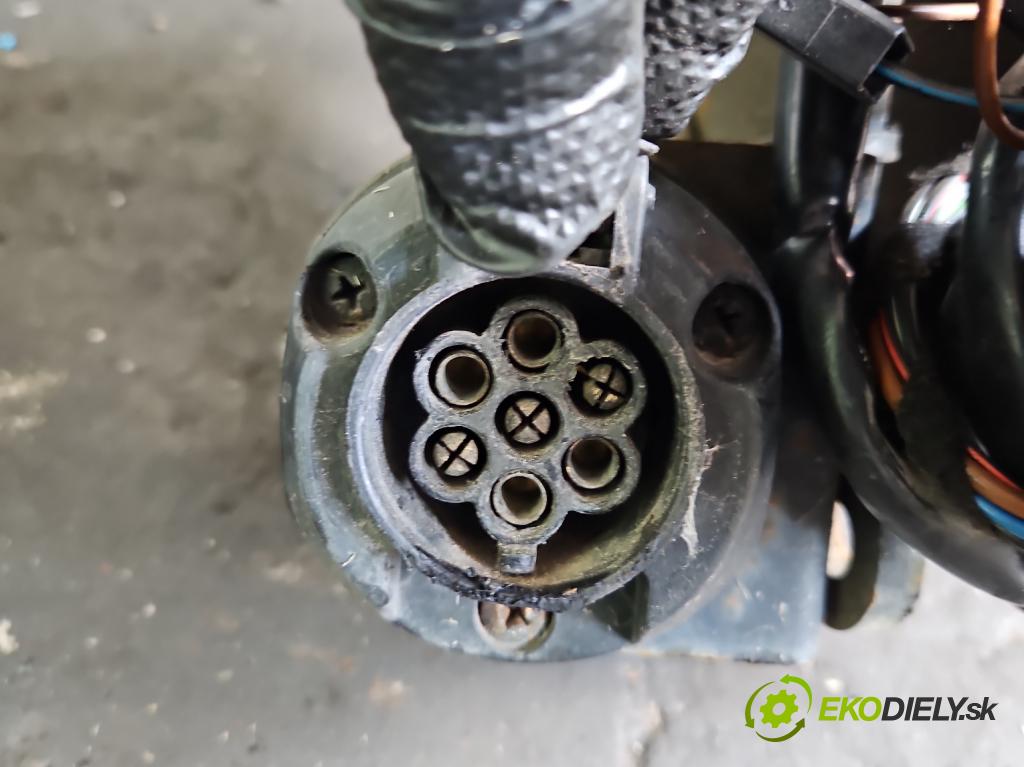 Seat Leon II 2005-2012 1.6 SR 102 HP manual 75 kW 1595 cm3 5- Hák: vlečení:  (Ťažné zariadenie)