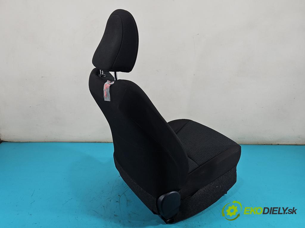 Toyota Yaris III 2011-2020 1.3 vvti 99 HP manual 73 kW 1329 cm3 5- Sedačka ľavý  (Sedadlo)