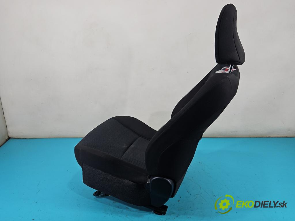 Toyota Yaris III 2011-2020 1.3 vvti 99 HP manual 73 kW 1329 cm3 5- Sedačka pravý  (Sedadlo)