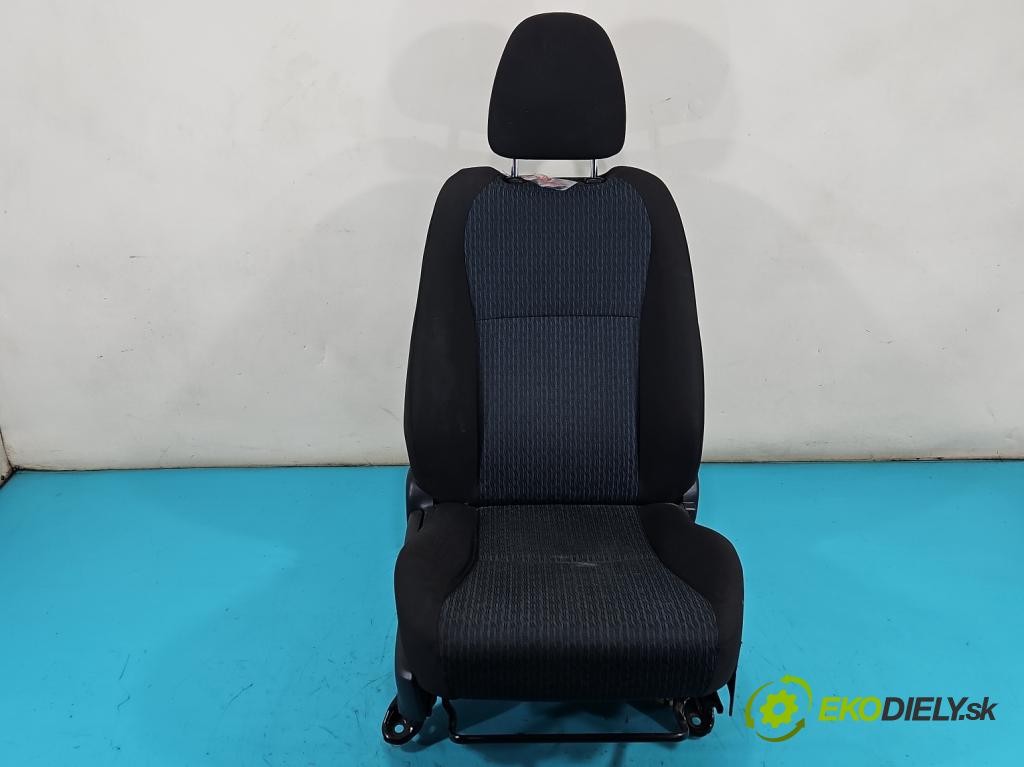 Toyota Yaris III 2011-2020 1.3 vvti 99 HP manual 73 kW 1329 cm3 5- Sedačka pravý  (Sedadlo)