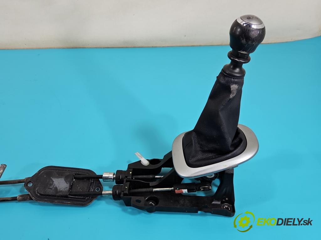 Toyota Yaris III 2011-2020 1.3 vvti 99 HP manual 73 kW 1329 cm3 5- Páka: Změny: stupeň,rýchlosť  (Rýchlostná páka (kulisa))