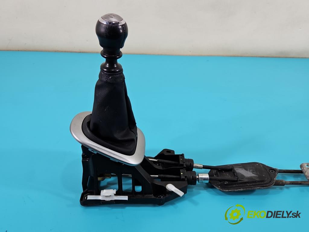 Toyota Yaris III 2011-2020 1.3 vvti 99 HP manual 73 kW 1329 cm3 5- Páka: Změny: stupeň,rýchlosť  (Rýchlostná páka (kulisa))