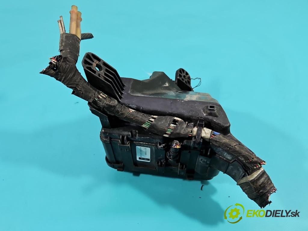 Toyota Yaris III 2011-2020 1.3 vvti 99 hp manual 73 kW 1329 cm3 5- skříňka pojistková 82111-0DX60 (Pojistkové skříňky)