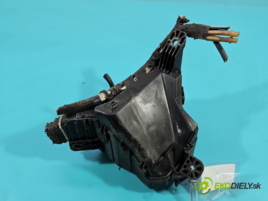 Toyota Yaris III 2011-2020 1.3 vvti 99 hp manual 73 kW 1329 cm3 5- skříňka pojistková 82111-0DX60 (Pojistkové skříňky)