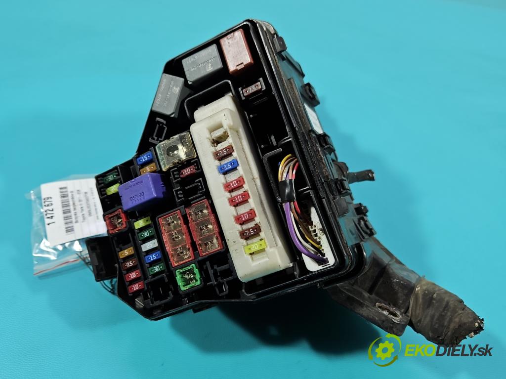 Toyota Yaris III 2011-2020 1.3 vvti 99 hp manual 73 kW 1329 cm3 5- skříňka pojistková 82111-0DX60 (Pojistkové skříňky)