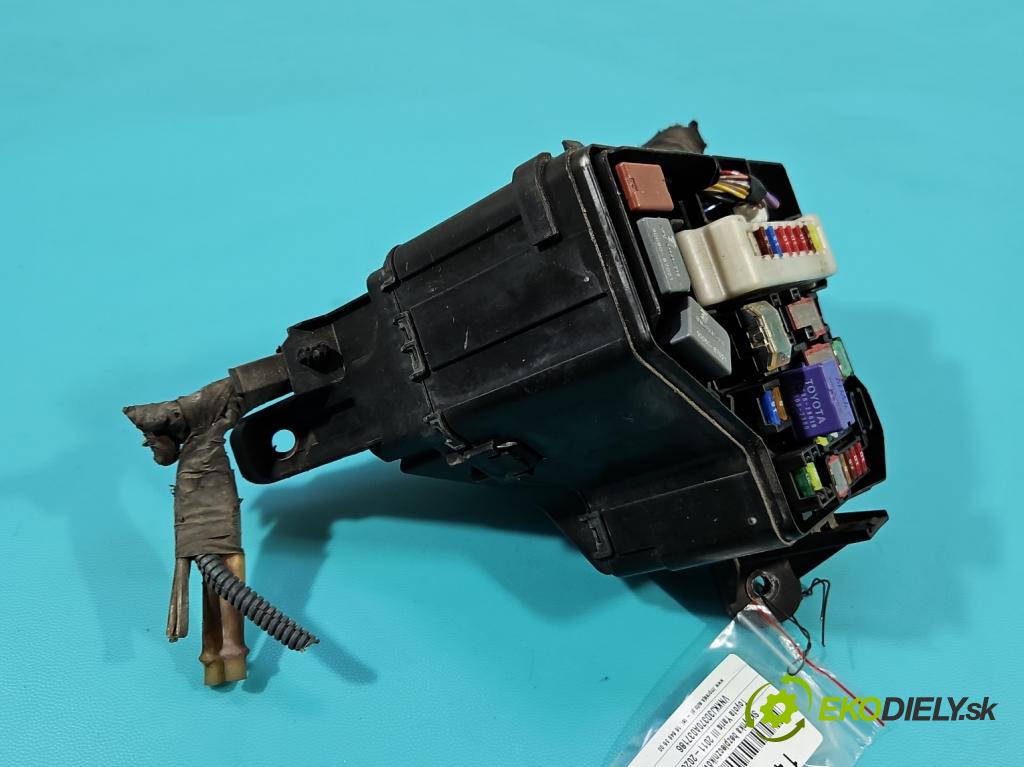 Toyota Yaris III 2011-2020 1.3 vvti 99 hp manual 73 kW 1329 cm3 5- skříňka pojistková 82111-0DX60 (Pojistkové skříňky)