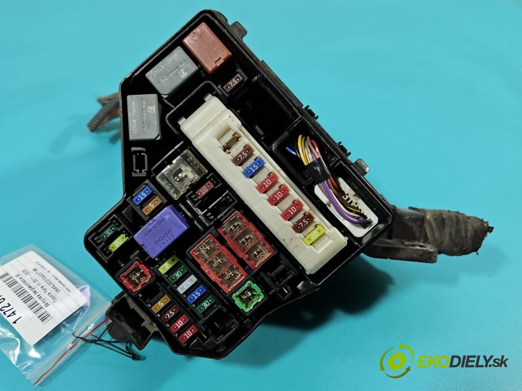 Toyota Yaris III 2011-2020 1.3 vvti 99 hp manual 73 kW 1329 cm3 5- skříňka pojistková 82111-0DX60 (Pojistkové skříňky)