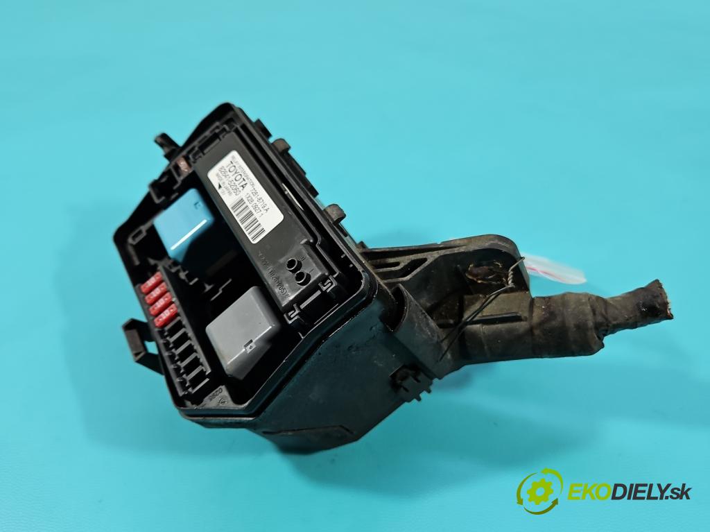 Toyota Yaris III 2011-2020 1.3 vvti 99 hp manual 73 kW 1329 cm3 5- skříňka pojistková 82641-52060 (Pojistkové skříňky)