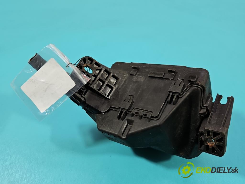 Toyota Yaris III 2011-2020 1.3 vvti 99 hp manual 73 kW 1329 cm3 5- skříňka pojistková 82641-52060 (Pojistkové skříňky)