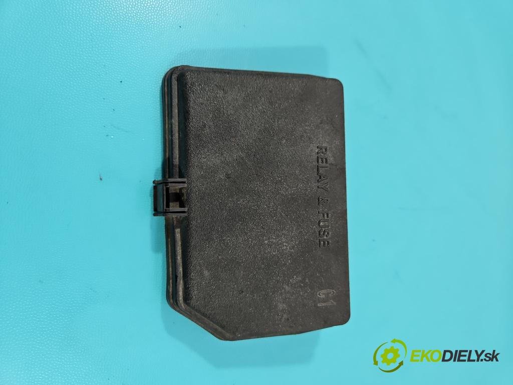 Toyota Yaris III 2011-2020 1.3 vvti 99 hp manual 73 kW 1329 cm3 5- skříňka pojistková 82641-52060 (Pojistkové skříňky)