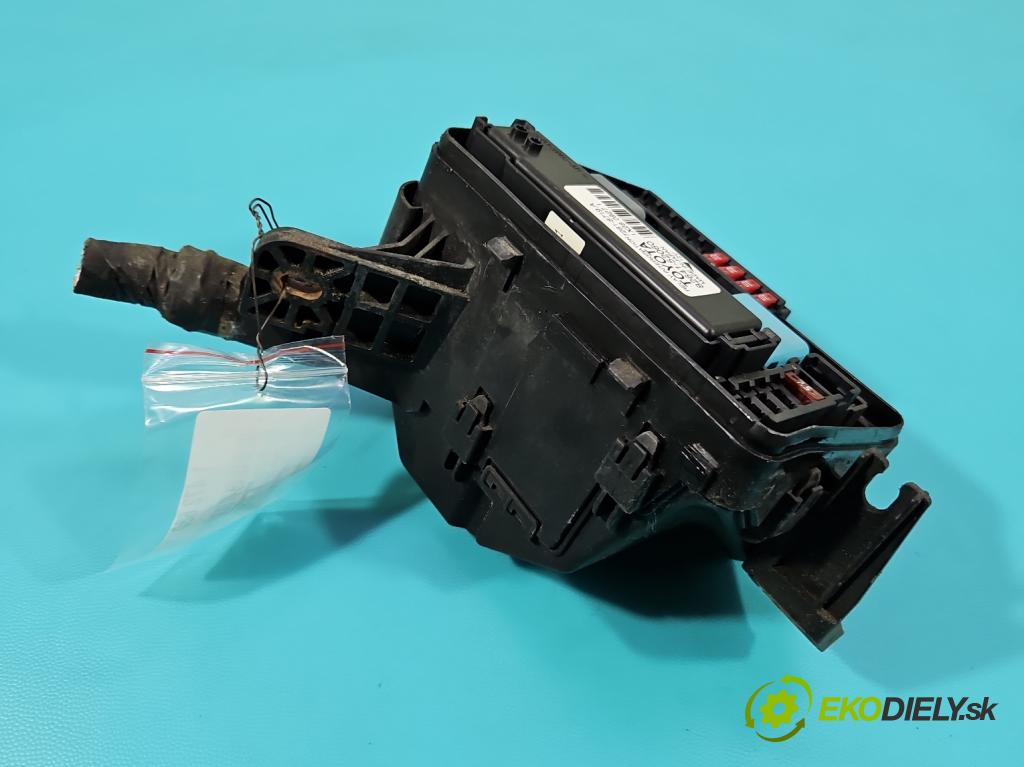 Toyota Yaris III 2011-2020 1.3 vvti 99 hp manual 73 kW 1329 cm3 5- skříňka pojistková 82641-52060 (Pojistkové skříňky)