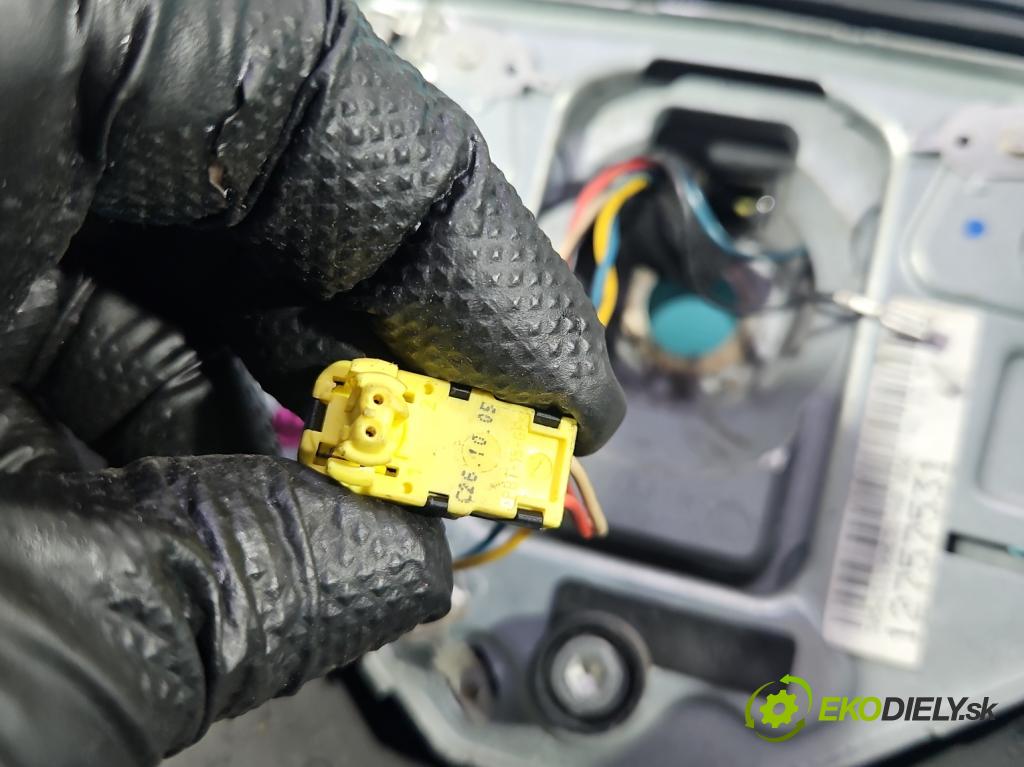 Saab 9-5 1.9 TiD 150 HP manual 110 kW 1910 cm3 5- volant 12757531 (Volant)