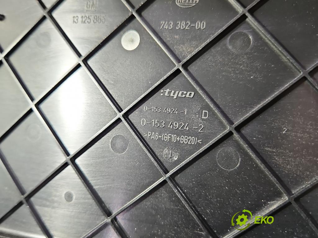 Opel Astra III 2004-2014 1.7 cdti 101 hp manual 74 kW 1686 cm3 5- skříňka pojistková 743381-00 (Pojistkové skříňky)