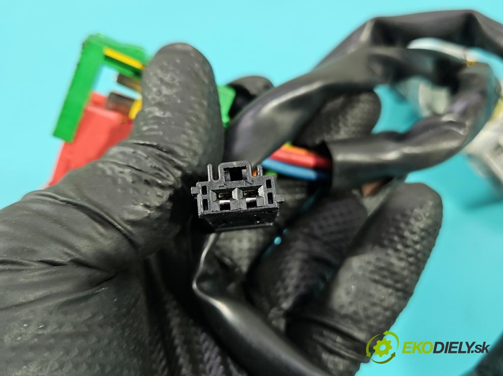 Peugeot 1007 1.6 16V 109 HP automatic 80 kW 1587 cm3 3- Spínačka (Spínacia skrinka)