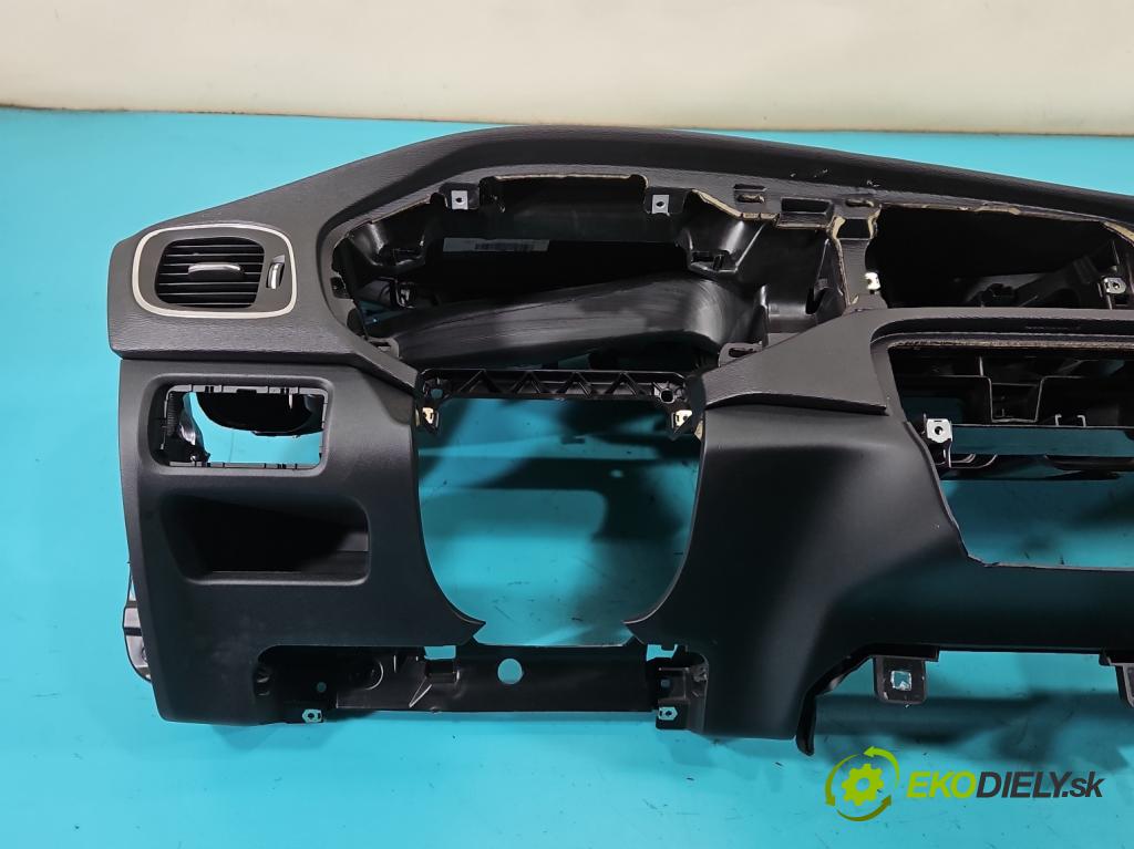 Volvo V40 II 2012-2019 1.6 D2 114 hp manual 84 kW 1560 cm3 5- kokpit,přistrojova deska
