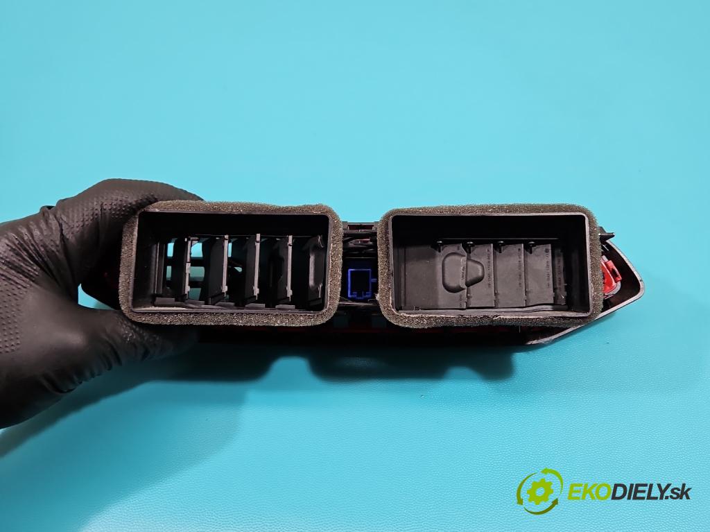 Seat Arona 2017- 1.0 TSI 110 HP manual 81 kW 999 cm3 5- Mřížka: kúrenia stredová 6F0820951D (Mriežka kúrenia (fukár))