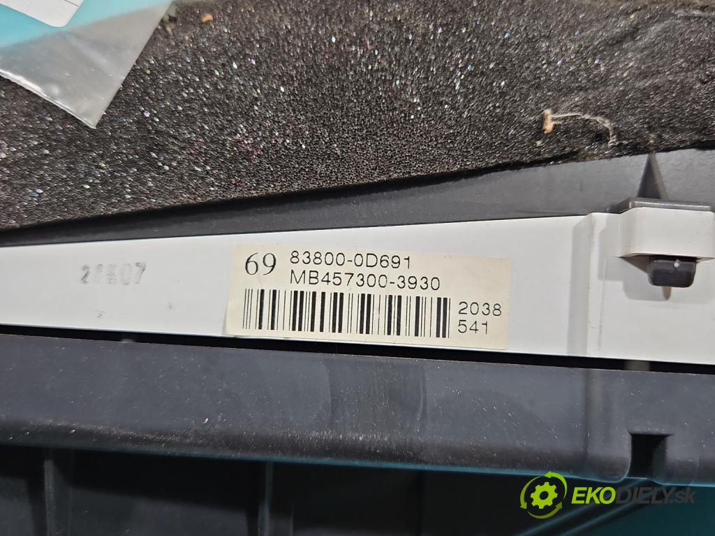 Toyota Yaris II 2005-2011 1.4 D4D 90 HP manual 66 kW 1364 cm3 5- prístrojovka/ budíky 83800-0D691 (Prístrojová doska)