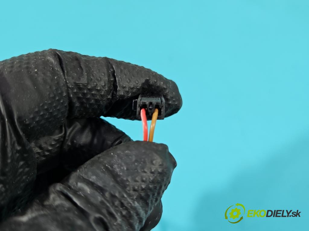 Vw Phaeton 3.2 V6 fsi 241KM automatic 177 kW 3189 cm3 4- rukoväť kufrové dvere zadné 3D5827601A