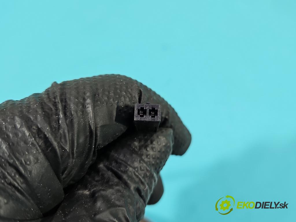 Vw Phaeton 3.2 V6 fsi 241KM automatic 177 kW 3189 cm3 4- rukoväť kufrové dvere zadné 3D5827601A