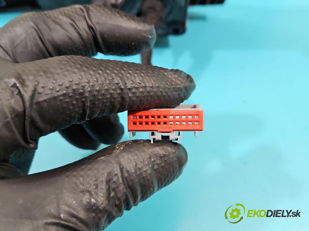 Land rover Discovery Sport 2014-2019 L550 2.0 Td 179KM automatic 132 kW 1999 cm3 5- zpětné zrcátko pravé  (Klika dveří ostatní)